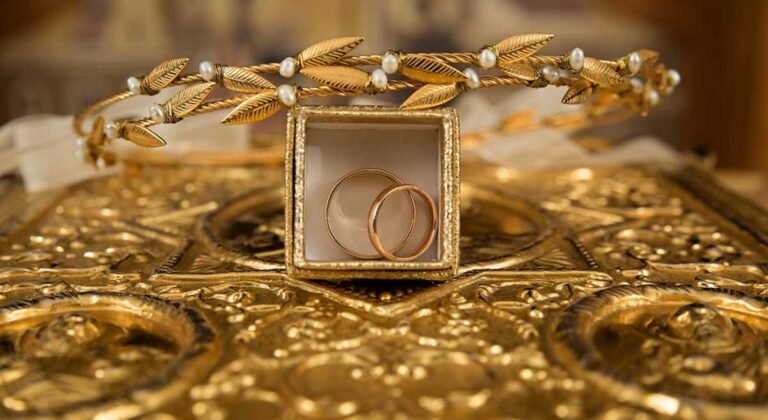 Stacked gold bars illustrating gold price trends and consolidation in financial markets.