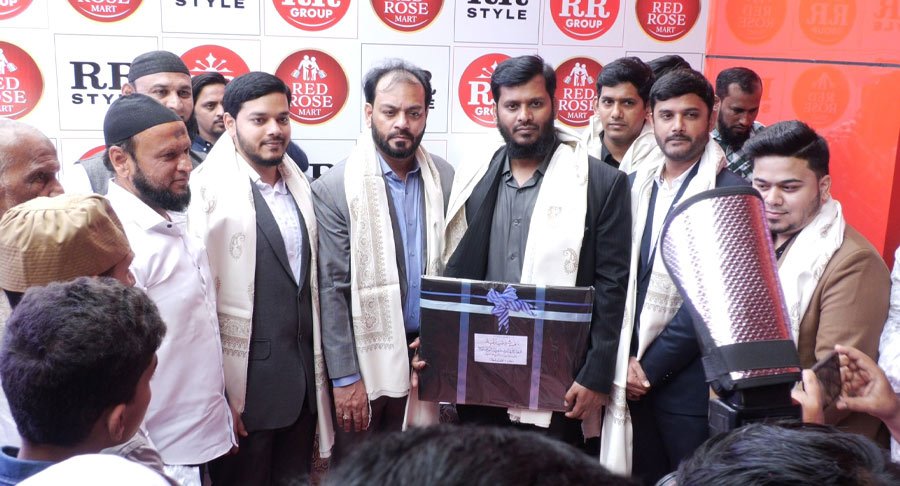 Group photograph of dignitaries and guests during Red Rose Mart Tolichowki inauguration.